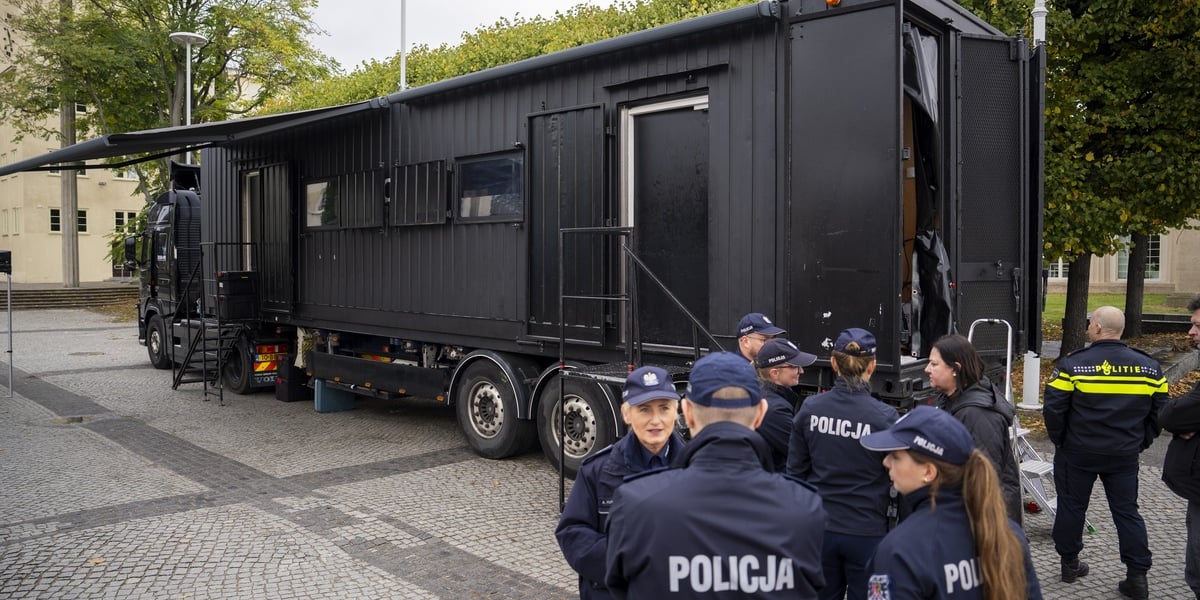 Pokaz Escape Truck we Wrocławiu. Na zdjęciu grupa policjantów przy escape trucku