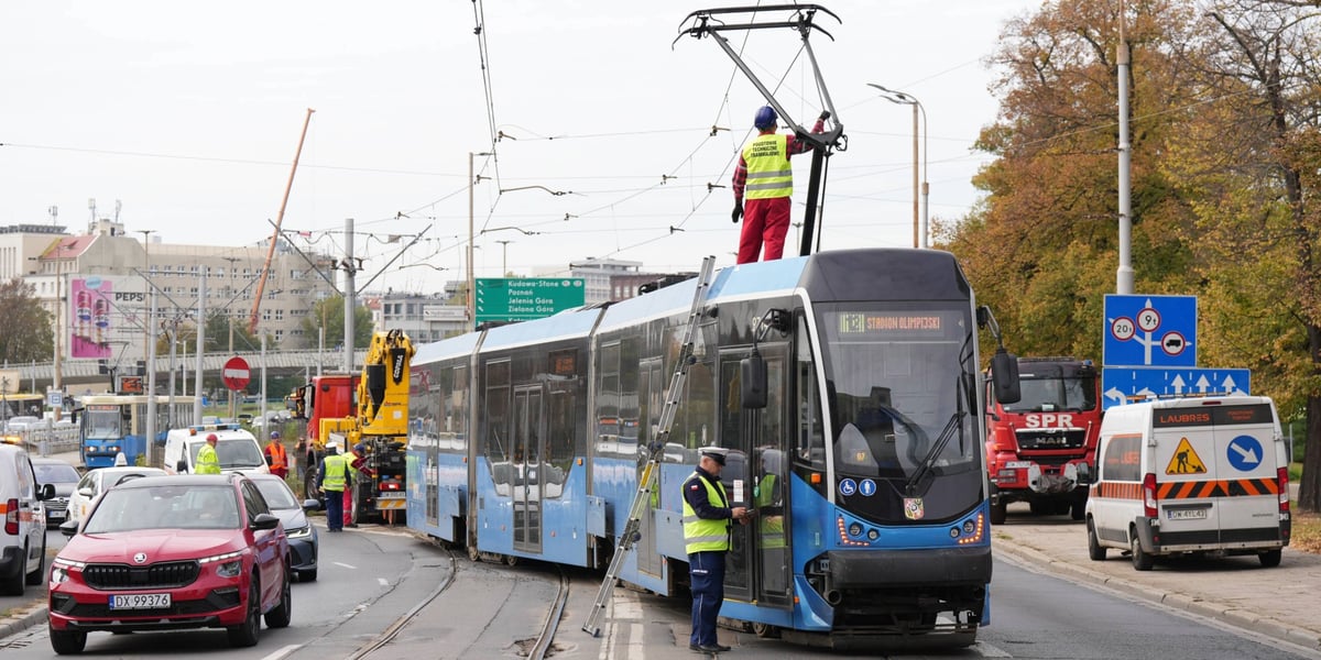 wykolejony tramwaj przed wjazdem na Most Grunwaldzki