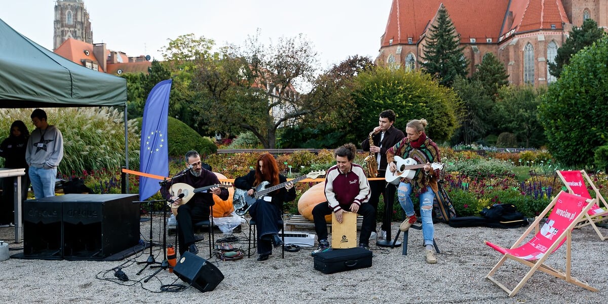 Erasmus Welcome Day w Ogrodzie Botanicznym. Wrocław, 15.10.2026. Występ międzynarodowego zespołu studentów z Uniwersytetu Wrocławskiego.