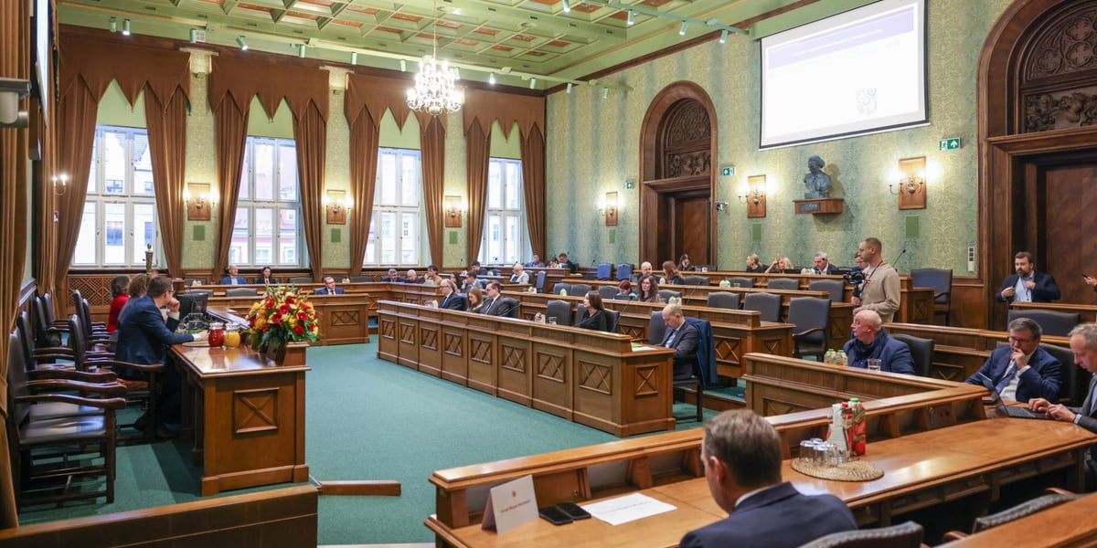 XXXVIII sesja Rady Miejskiej Wrocławia - ogólny widok na salę sesyjna, w której obradują radni