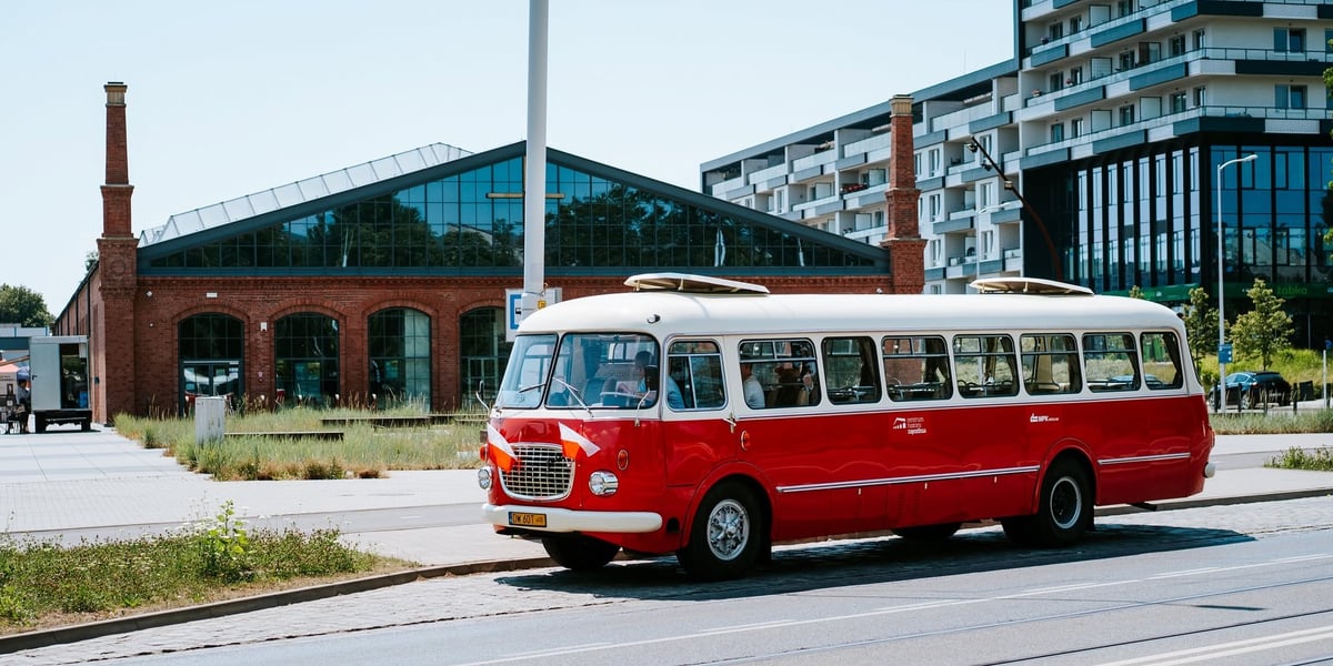 Odrestaurowany autobus Jelcz 043 z 1984 r. przed Centrum Historii Zajezdnia