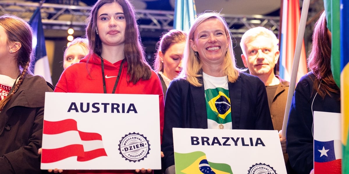 Dwie kobiety z tabliczkami Austrii i Brazylii, Wrocławski Dzień Paszportu, 22 października 2026