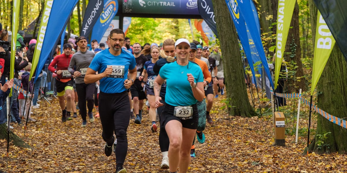 Uczestnicy biegu CITY TRAIL w Lesie Osobowickim. Wrocław, 24.10.2026.