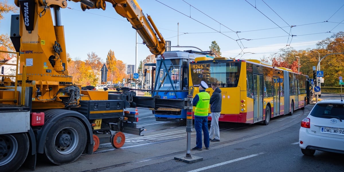 Dźwig w akcji na miejscu zderzenia tramwaju z autobusem - 27.10.2026 r.