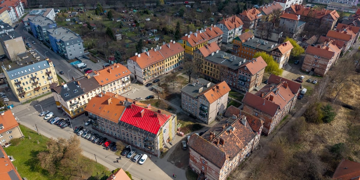 Kamienice i podwórka w kwartale ulic: Polna - 3 Maja - Koreańska - Chińska na wrocławskim Brochowie. Widok z drona. Zdjęcie wykonane w marcu 2026.