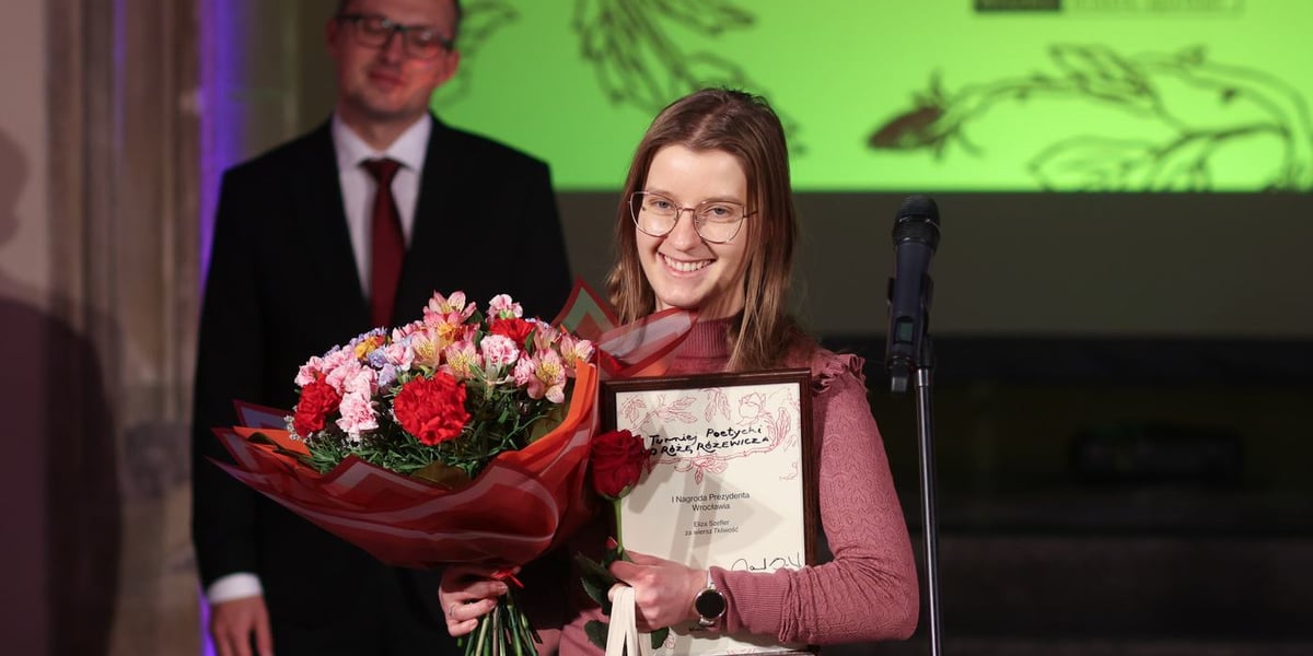 Uroczysty finał Turnieju Poetyckiego „O Różę Różewicza” w Sali Wielkiej Starego Ratusza we Wrocławiu, 28.10.2026. Na zdjęciu Eliza Szefler, która zdobyła I Nagrodę Prezydenta Wrocławia za wiersz "Tkliwość",  z lewej wiceprezydent Wrocławia Mateusz Żak.