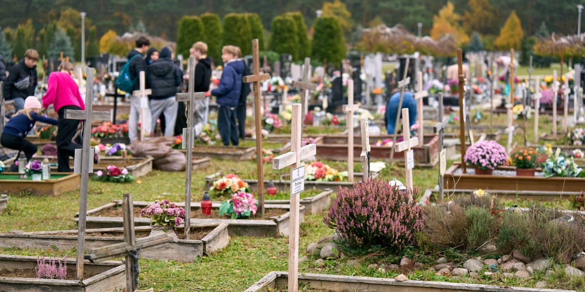 Sprzątanie grobów osób anonimowych i samotnych na cmentarzu przy ul. Kiełczowskiej