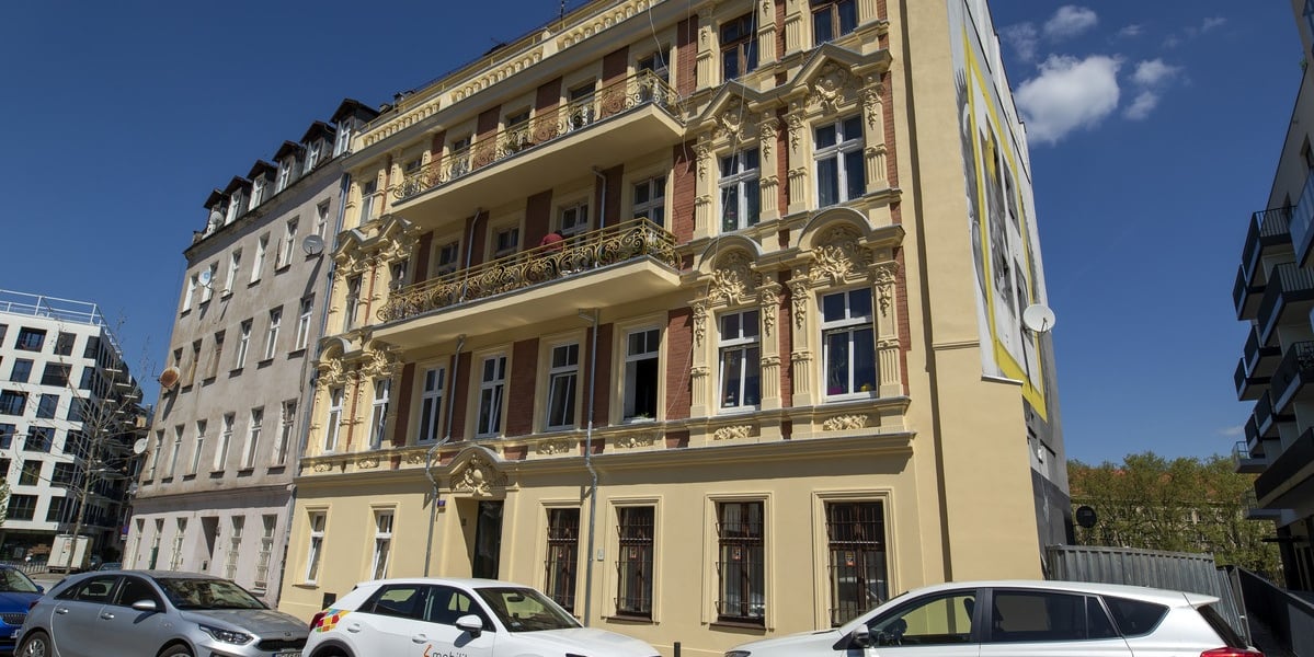 Zabytkowy budynek, z początku XX wieku, świetnie prezentuje się po remoncie.
