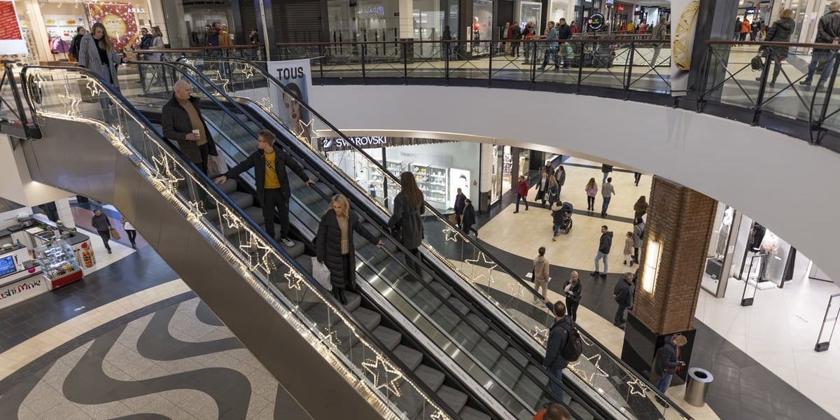 Kobiety i mężczyźni w galerii handlowej, zdjęcie ilustracyjne