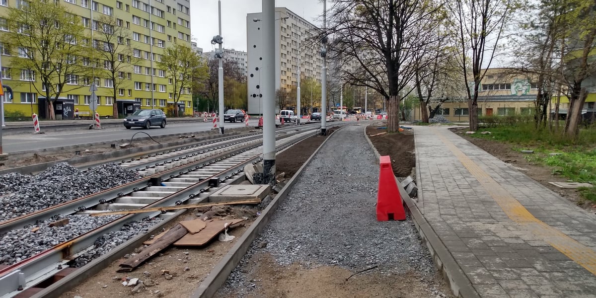 Razem z budową tramwaju na Popowice, powstaje trasa dla rowerzystów. Wkrótce pojawi się na niej asfalt.