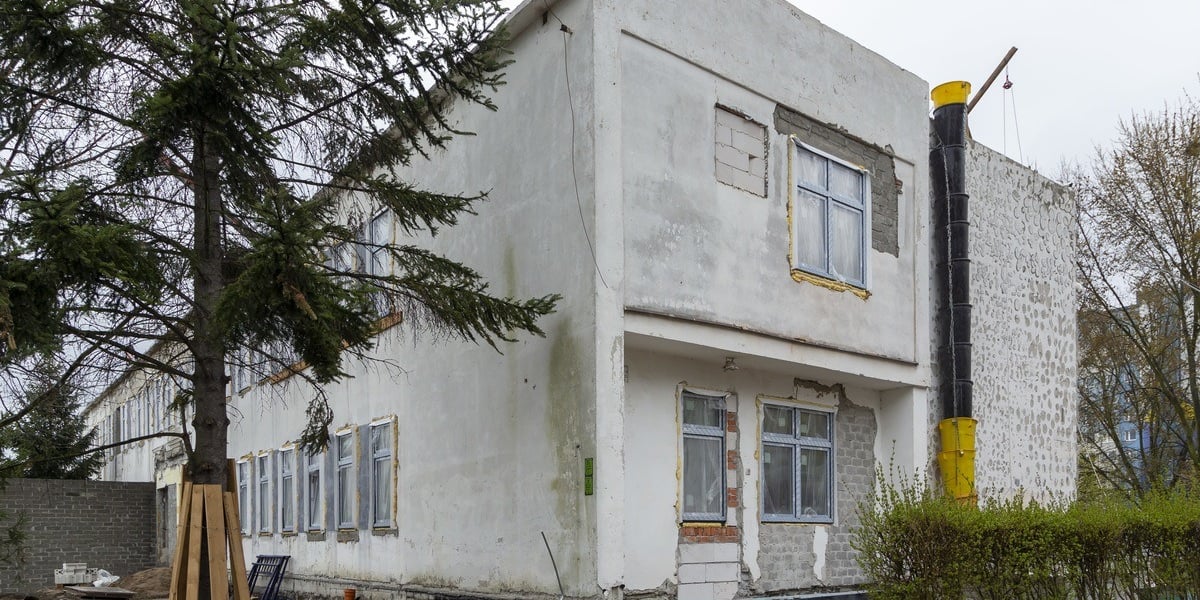 Gruntowny remont przechodzi obecnie budynek, później robotnicy zajmą się terenem wokół nie