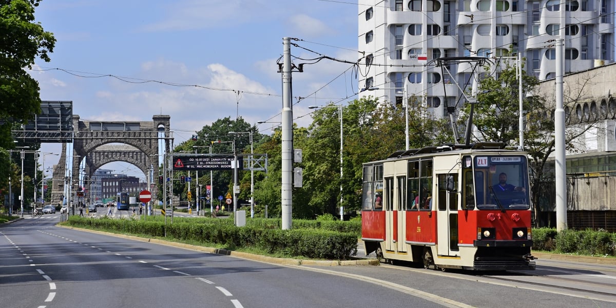 Zabytkowy tramwaj z mostem Grunwaldzkim w tle, zdjęcie ilustracyjne