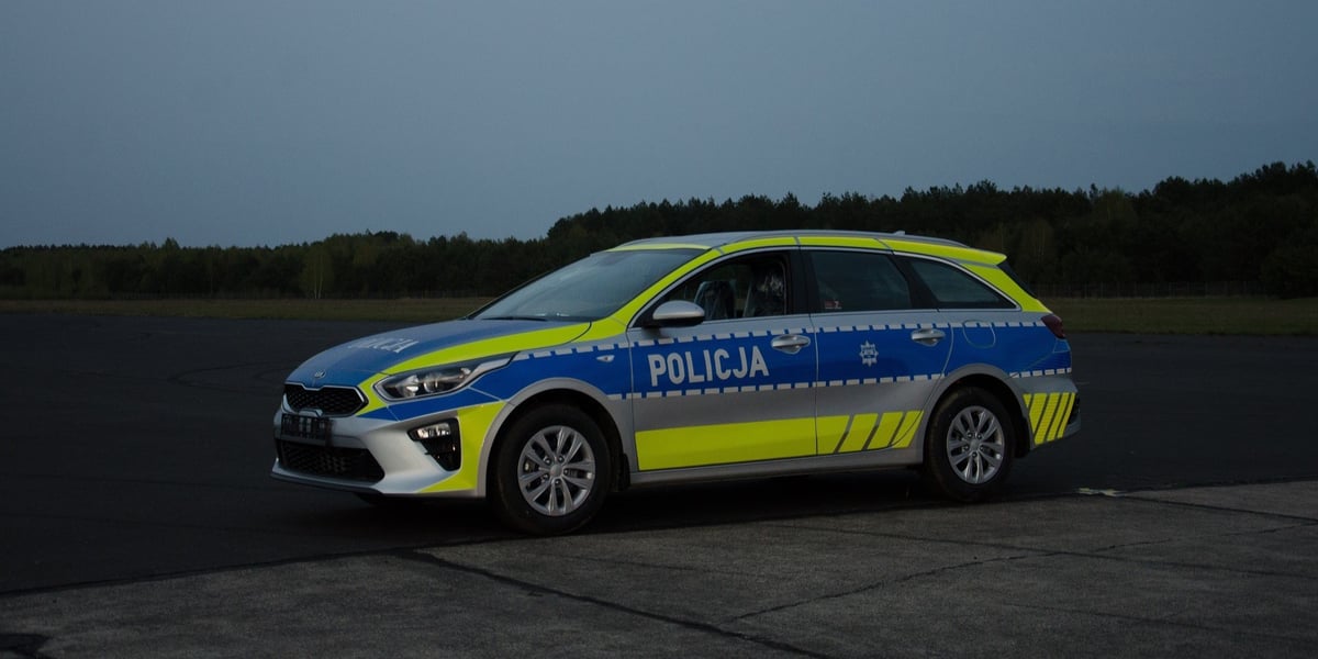 Radiowóz policji z nowym oznakowaniem
