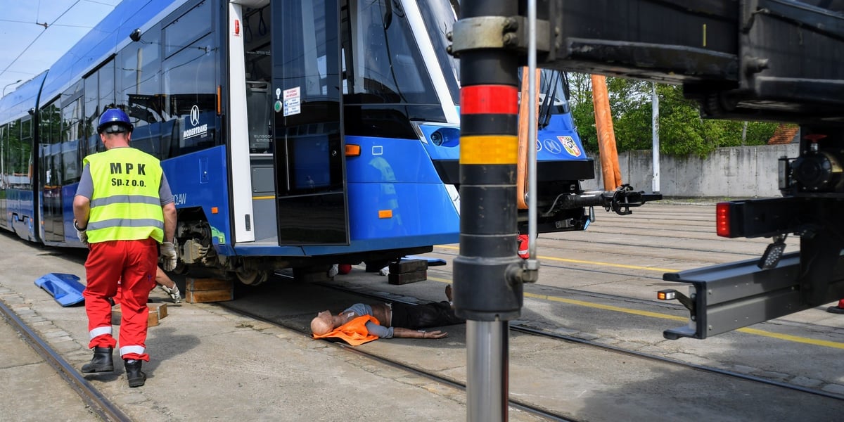 Celem wspólnych ćwiczeń jest między innymi jak najlepsza reakcja w przypadku zdarzeń z udziałem tramwaju i pieszego