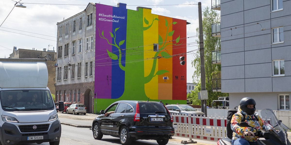 Tęczowy mural powstał przy ul. Opolskiej 25 z inicjatywy Przedstawicielstwa Regionalnego Komisji Europejskiej