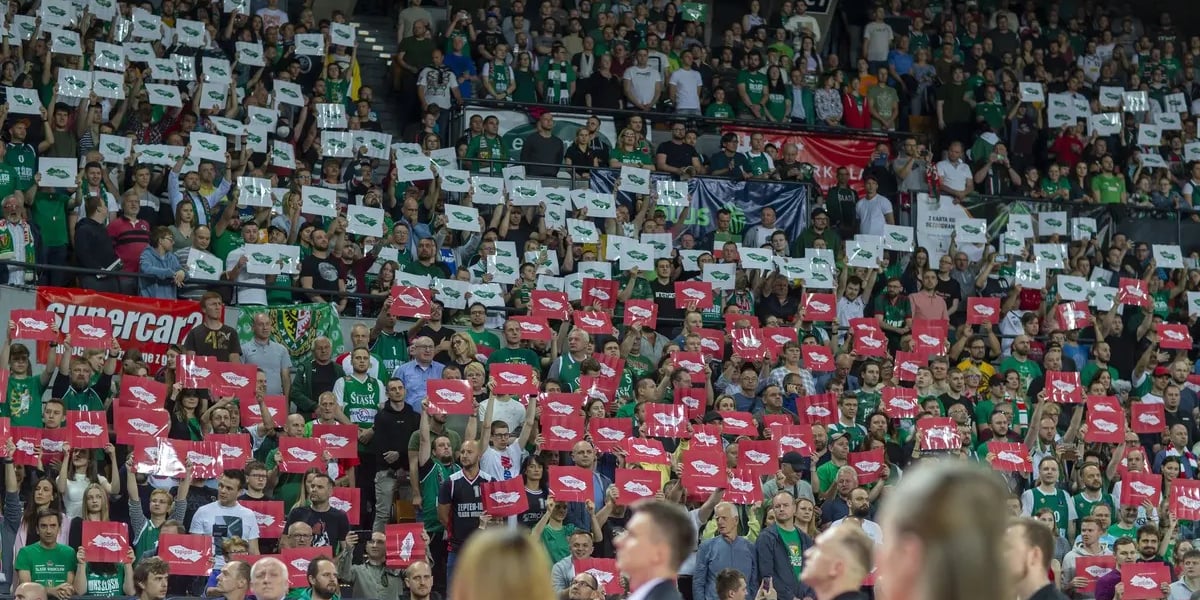 Kibice Śląska zawsze żywiołowo i kulturalnie dopingują zawodników WKS-u. Na meczach jest bezpiecznie. Przychodzą na nie  rodzice z dziećmi.