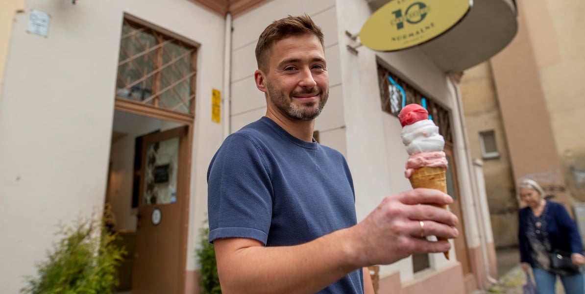 - Zapraszam na lody normalne, takie jak za dawnych lat - mówi Paweł Jakubowski, właściciel lodziarni „Cybulskiego 10. Lody normalne” na Nadodrzu.