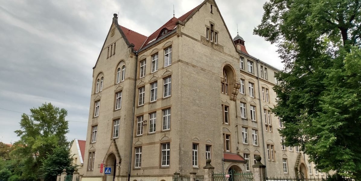 Budynek ZSL przy ul. Dawida 9-11 jest wpisany na listę zabytków. W gmachu było kiedyś m.in. technikum kolejowe