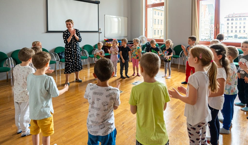 Dzieci z wrocławskiego przedszkola reagowały bardzo spontanicznie. Na zdjęciu z instruktorką dr Katarzyną Turek z Zakładu Muzykoterapii wrocławskiej Akademii Muzycznej