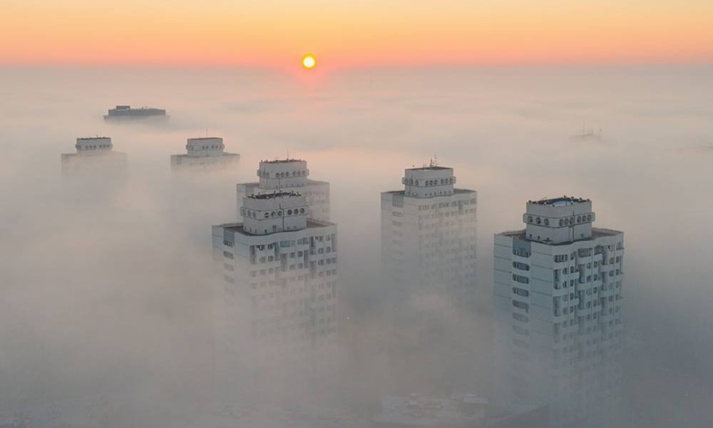 Wrocławskie sedesowce, czyli wieżowce przy placu Grunwaldzkim, we mgle. Z lotu ptaka wyglądają przepięknie