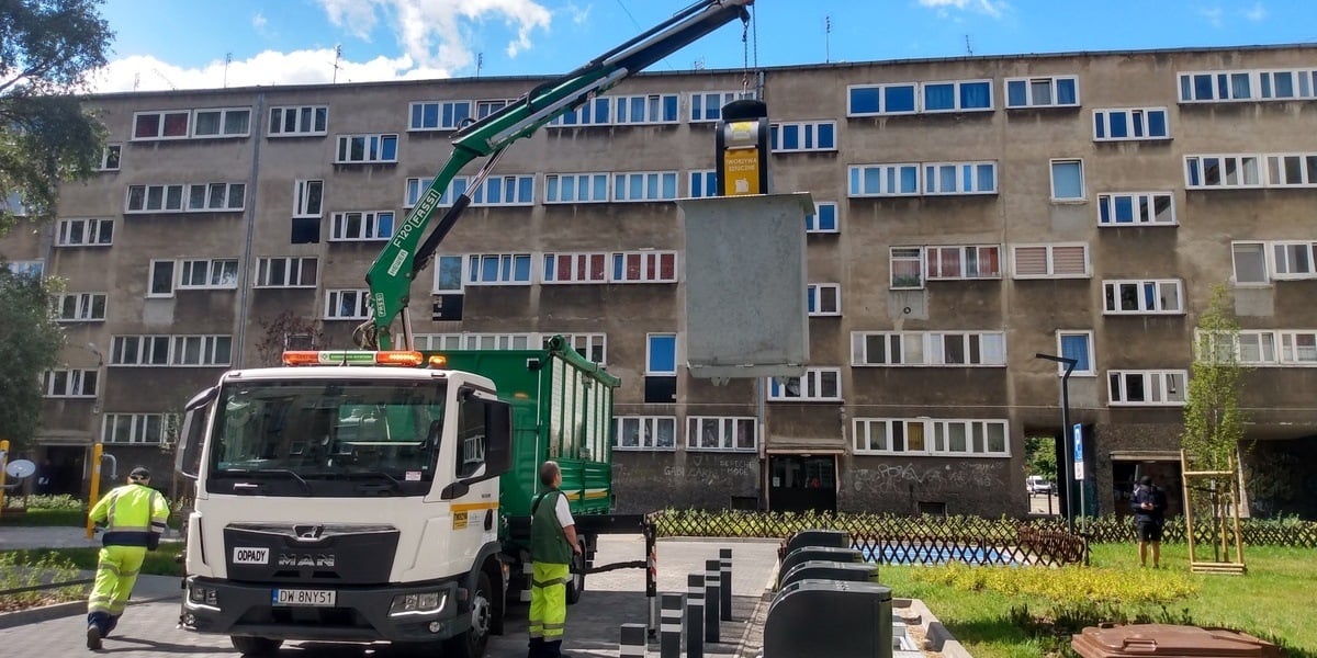 Podziemne pojemniki na odpady są bardzo popularne w Niemczech. Od kilku lat powstają także we Wrocławiu. Ich budowę poprzedzają czasami badania archeolgiczne gruntu.