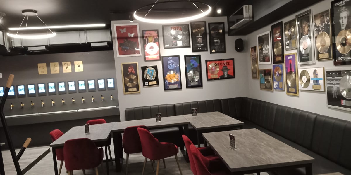 Restauracja Golden Records Club działa przy ul. Kazimierza Wielkiego 43