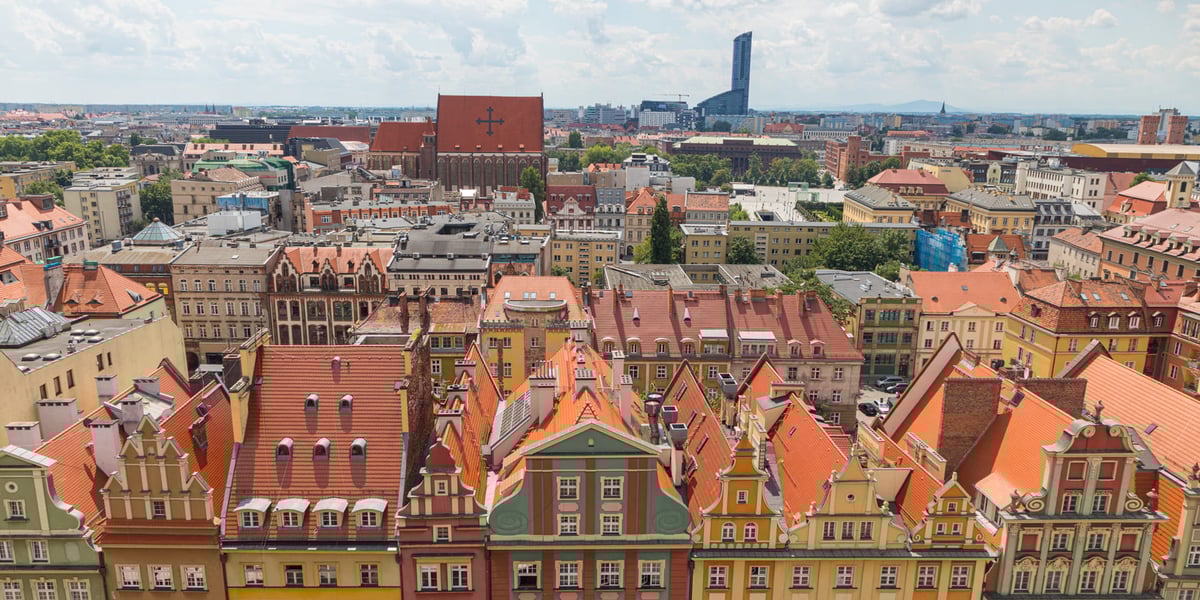 wrocławski Rynek otacza ok. 60 kolorowych kamienic, najbardziej znane to m.in.: Kamienica pod Błękitnym Słońcem, Kamienica pod Siedmioma Elektorami, Kamienica pod Gryfami
