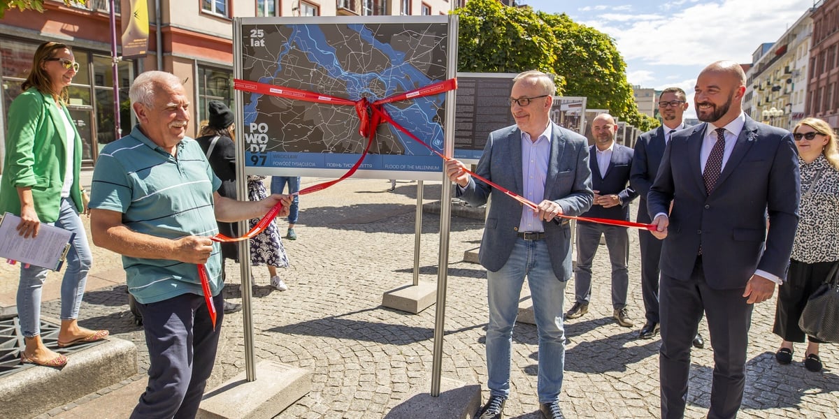 otwarcie wystawy „Wrocław. Powódź tysiąclecia”. Na zdjęciu prezydenci Wrocławia: obecny Jacek Sutryk, były - Bogdan Zdrojewski oraz autor zdjęć - Mieczysław Michalak