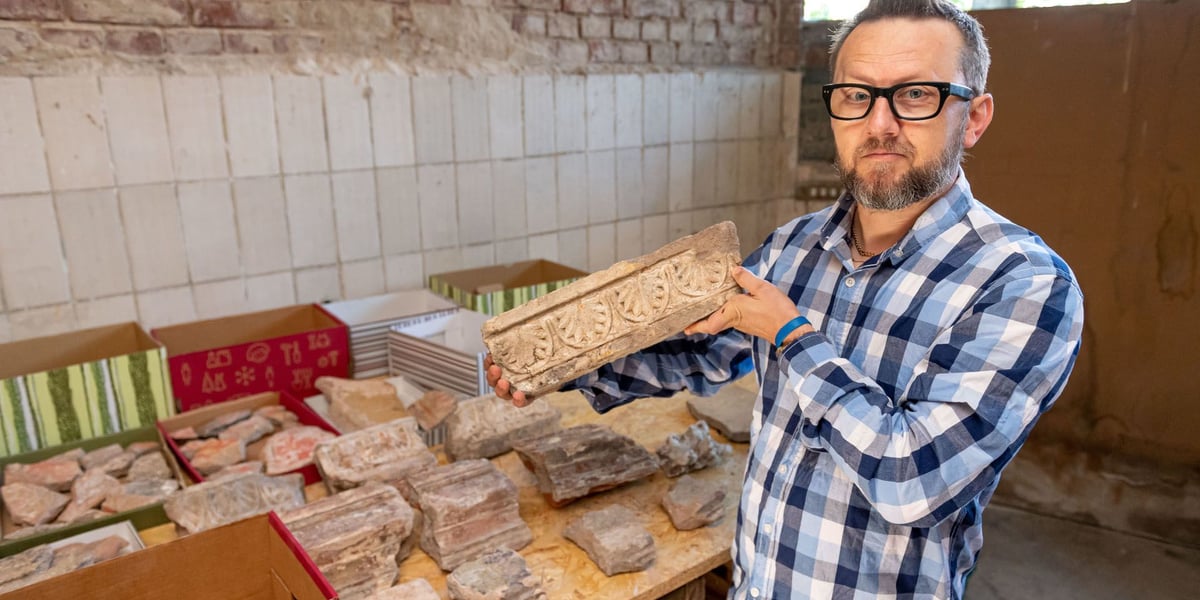 Robert Wanat z firmy Castellum, kierownik budowy remontowanego Bastionu Sakwowego, pokazuje odnalezione elementy sztukatorskie