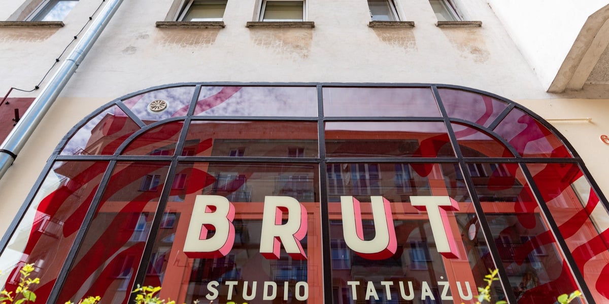 Tygrysia witryna salonu tatuażu BRUT na Nadodrzu