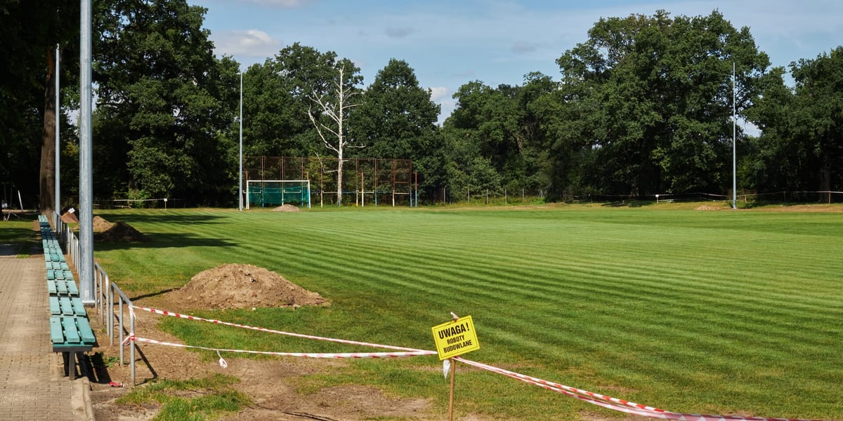 Trwa montaż oświetlenia na Stadionie Sportowym „Sołtysowice” przy ul. Sołtysowickiej 68