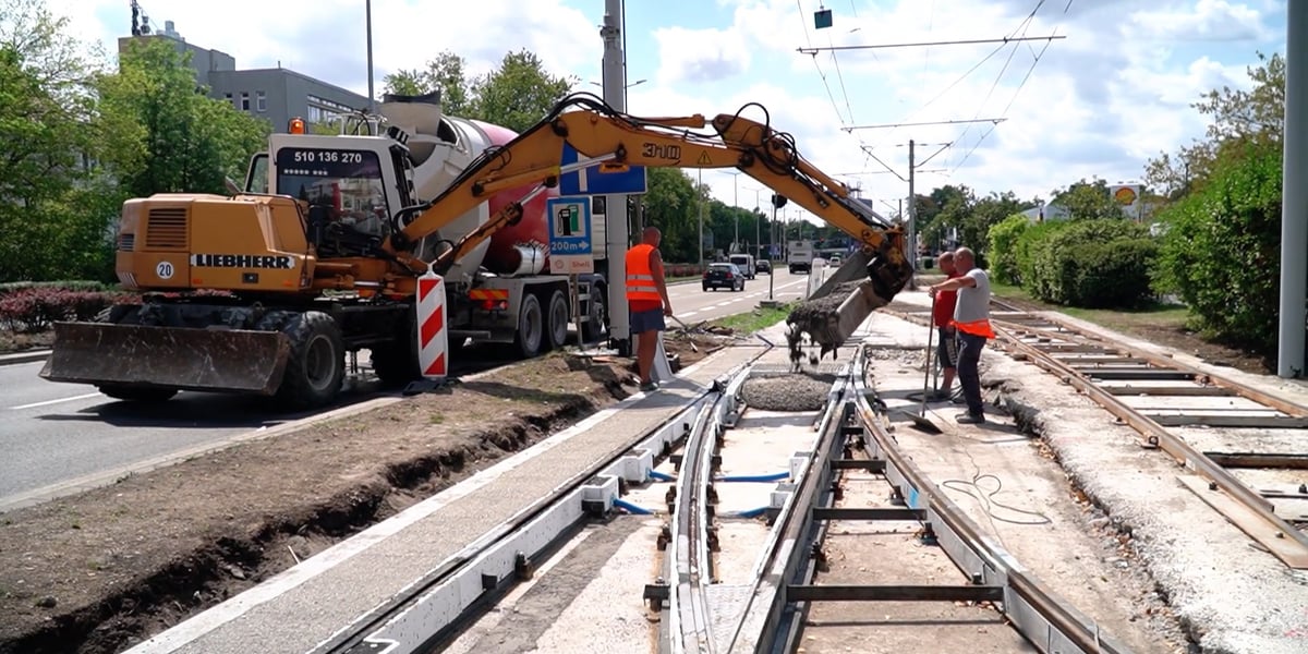 Przed zajezdnią Borek wymieniają zwrotnice, rozjazdy i sieć trakcyjną.