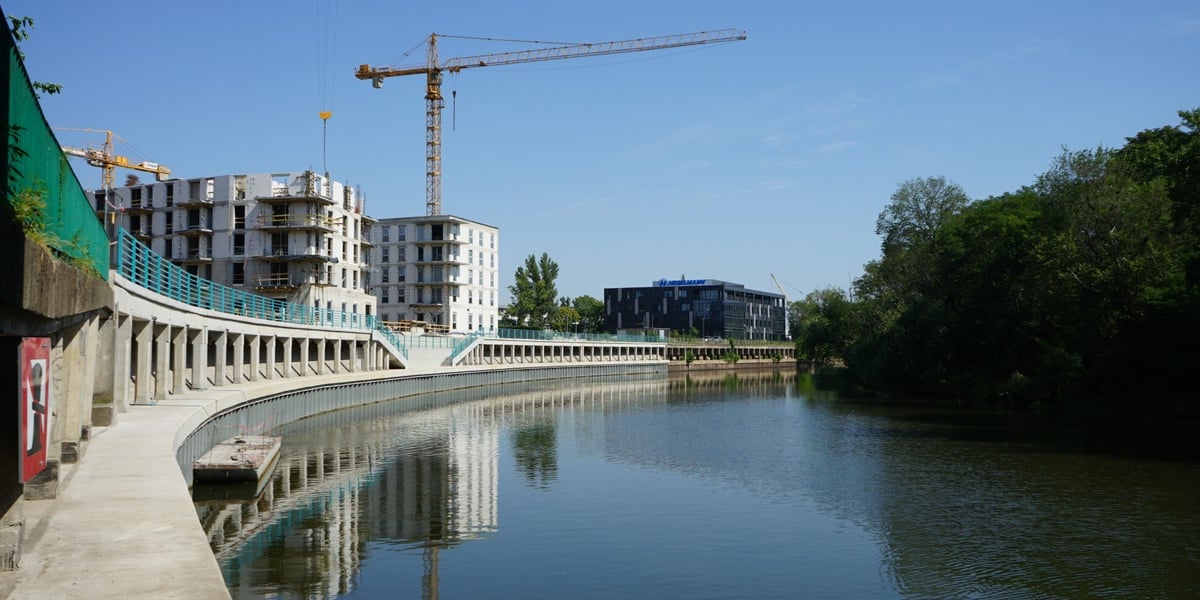 Odbudowane nabrzeże przy ulicy Michalczyka we Wrocławiu
