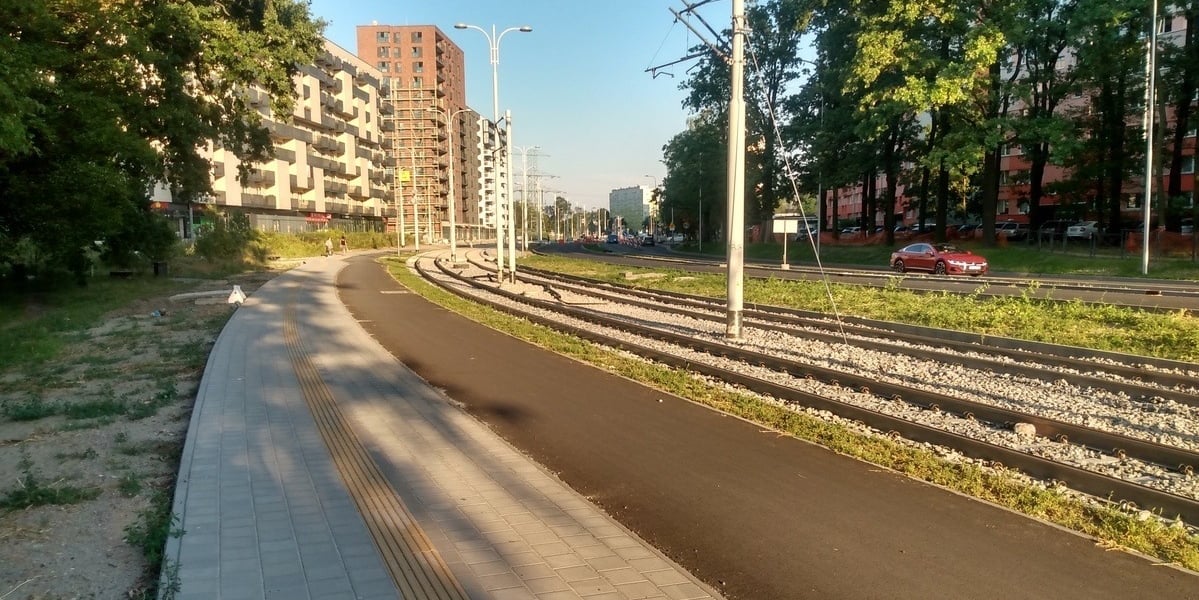Na ul. Popowickiej widać już część dróg rowerowych powstałych w ramach budowy tramwaju na Popowice. 