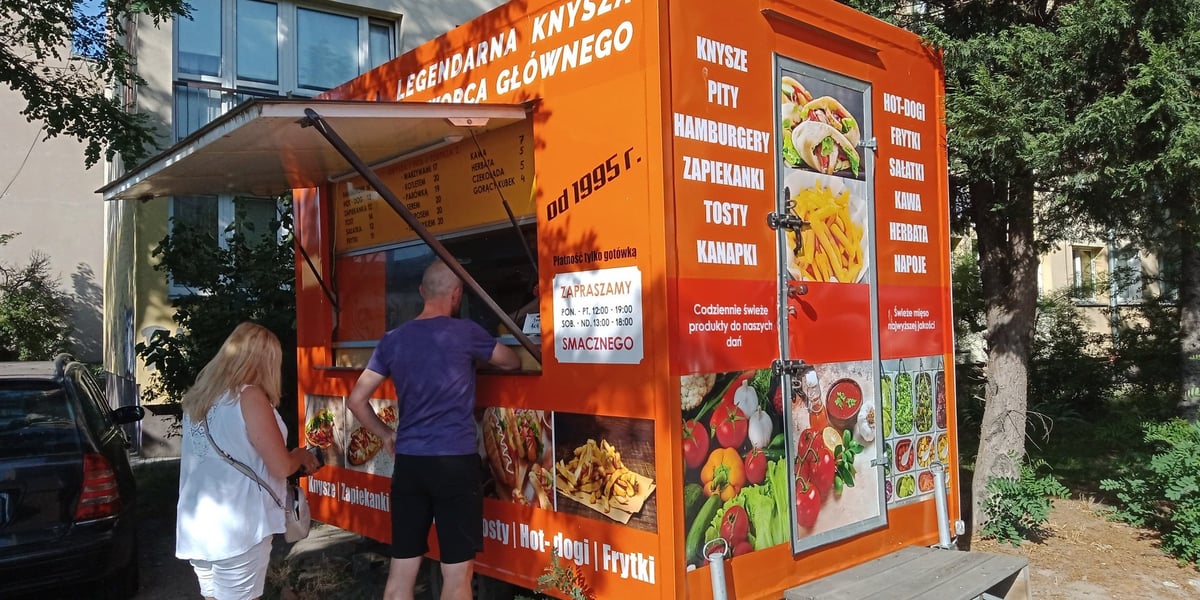 Wrocławska knysza: chrupiąca bułka, warzywa, sos i główny dodatek: kotlet, ser żółty, tuńczyk lub parówka. Taką zjemy m.in. w budce na rogu Weigla i Ślężnej