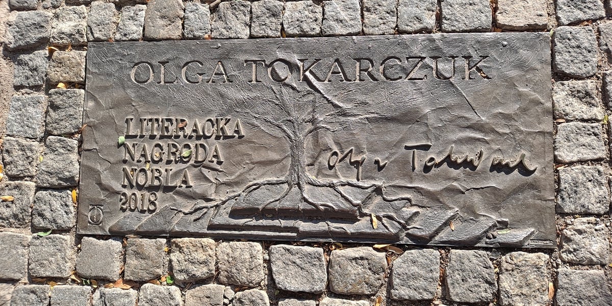 Tablica noblowska Olgi Tokarczuk na Ścieżce historii Wrocławia
