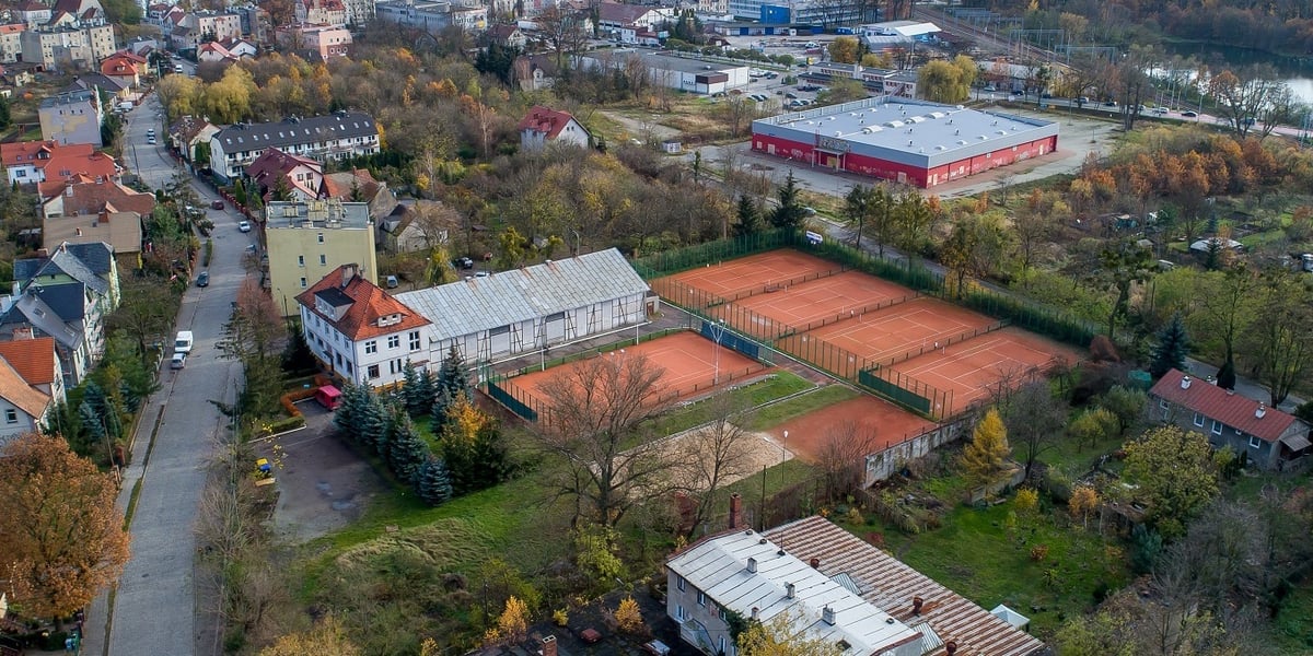 Nieruchomość, którą będzie można kupić, leży w zachodniej części Wrocławia na osiedlu Leśnica, w odległości około 10 km od ścisłego centrum