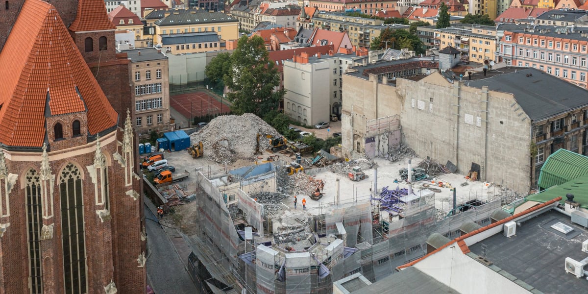 Wiosną 2022 rozpoczęło się wyburzanie Solpolu, pierwszego domu handlowego po transformacji ustrojowej i symbolu postmodernizmu we Wrocławiu.