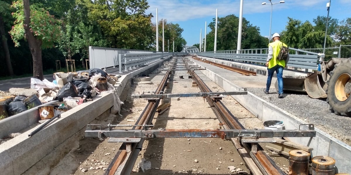 Układanie torów trawmajowych na wiadukcie nad torami kolejowymi przy ul. Strzegomskiej
