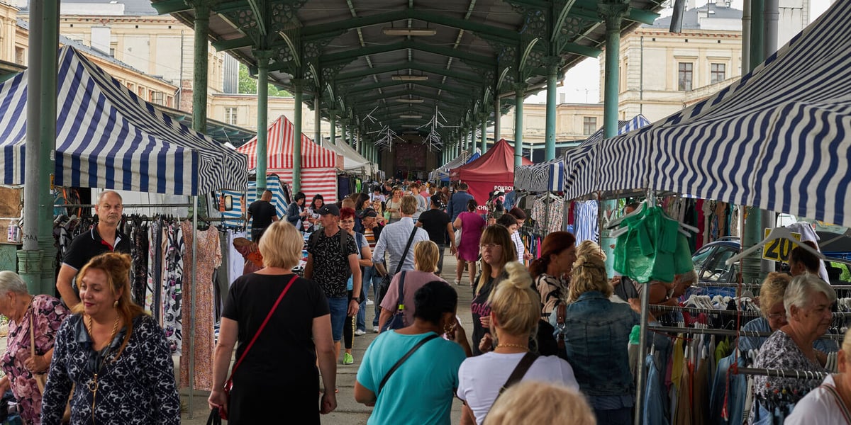 Targowisko na Dworcu Świebodzkim we Wrocławiu -  jak w każdą niedzielę - przyciąga tłumy...