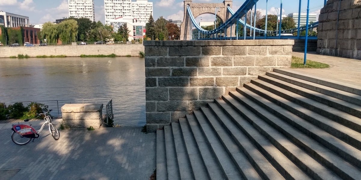 Ciąg pieszo-rowerowy powstanie przy zjeździe z mostu Grunwaldzkiego na bulwar Marii i Lecha Kaczyńskich. Zabytkowe schody pozostaną bez zmian