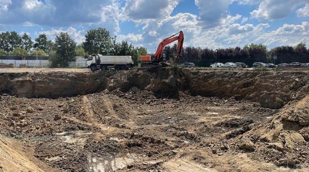 Budowa aquaparku przy ul. Wilanowskiej (koło SP nr 44) na Zakrzowie. Obiekt ma być gotowy pod koniec 2023 r.