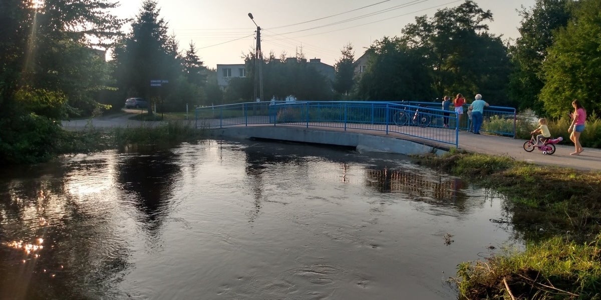 Mieszkańcy Gniechowic z niepokojem obserwują płynącą przez ich miejscowość Czarną Wodę. 