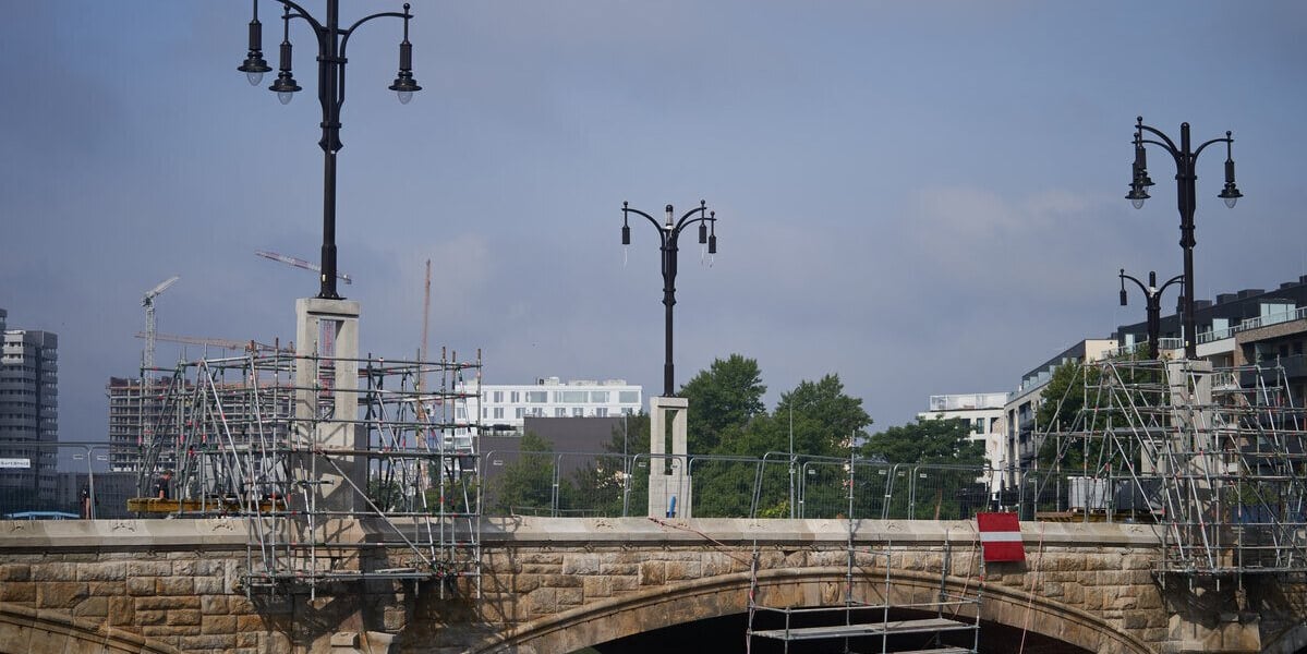 Świetnie prezentują się nowe oprawy lamp zamontowane na moście Pomorskim Południowym