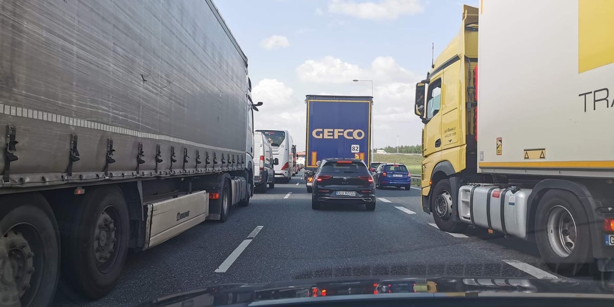 Wypadek ciężarówki na Autostradowej Obwodnicy Wrocławia