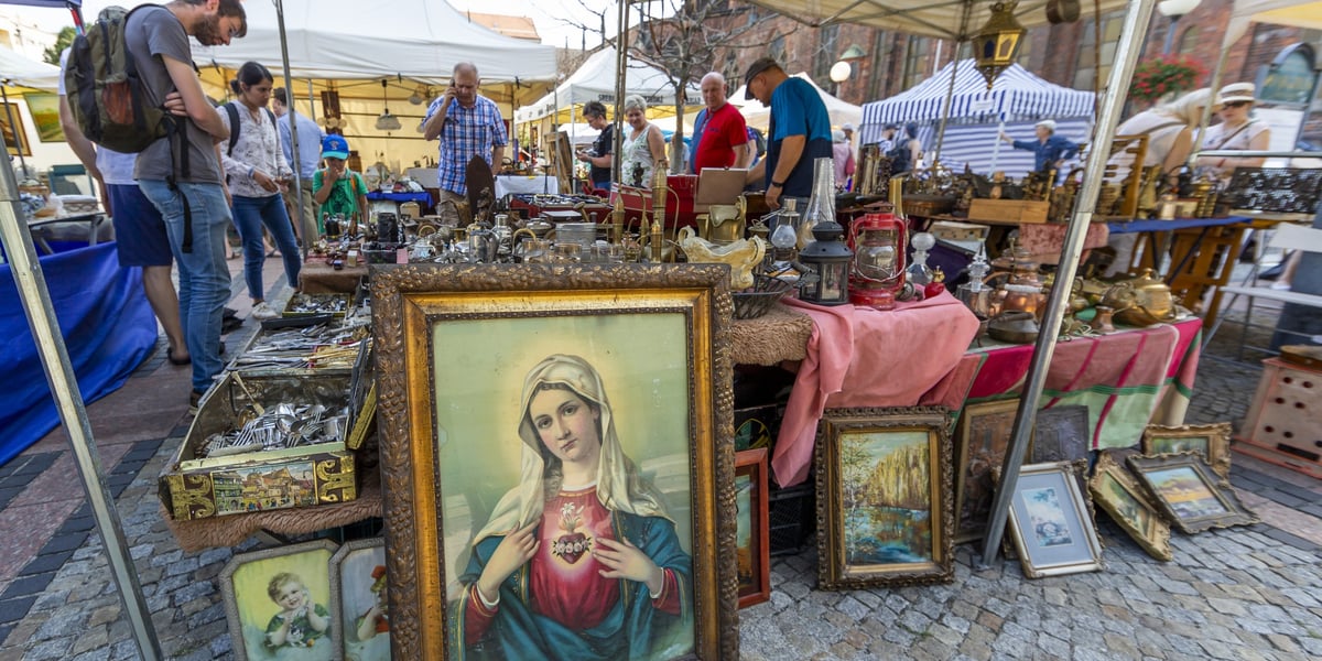 Na targu staroci we Wrocławiu, w ten weekend, można znaleźć wiele pięknych rzeczy...