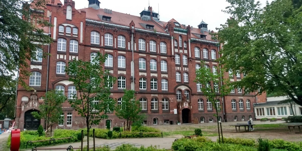 Budynek SP nr 1 oddano do użytku w 1900 r. Pierwszy po wojnie rok szkolny zainaugurowano tu 4 września 1945 r.