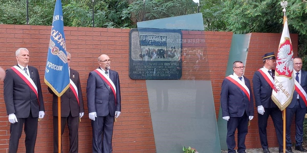 Uroczystość składania kwiatów pod tablicą „Solidarności" przy ul. Grabiszyńskiej