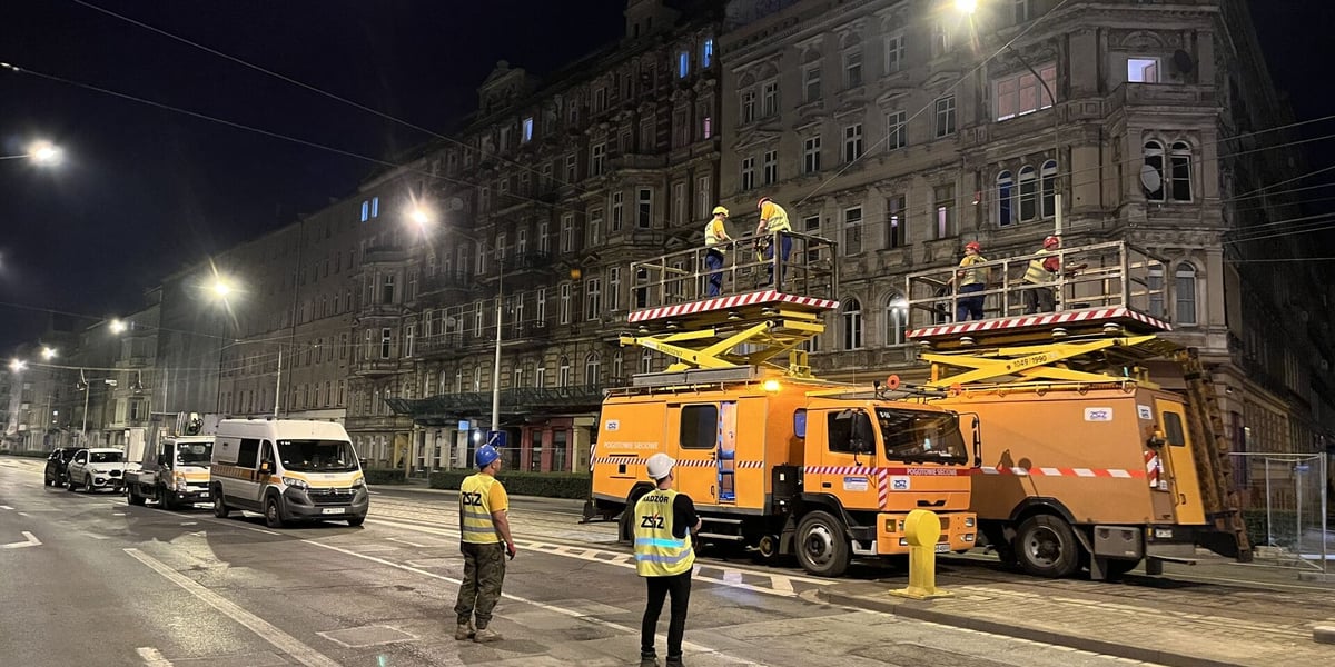 Przebudowa ul. Pomorskiej wymagała między innymi zabezpieczenia sieci trakcyjnej na modernizowanym odcinku