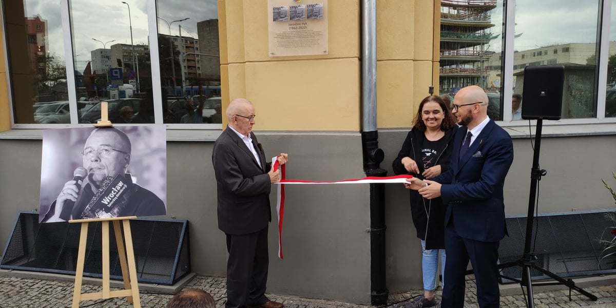 Tablica na cześć Jarosława Hyka została uroczyście odsłonięta na wrocławskim pl. Solidarności 1/3/5